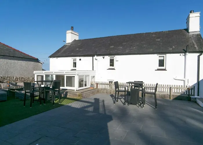 Pass The Keys Spacious Cottage In Central Benllech With Parking