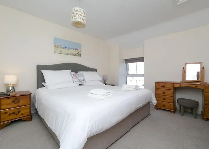 Pass The Keys Spacious Cottage In Central Benllech With Parking